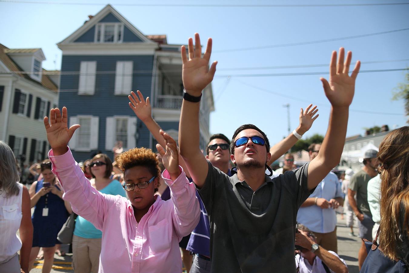 Multitudinaria ceremonia en la iglesia de Charleston, tras la matanza