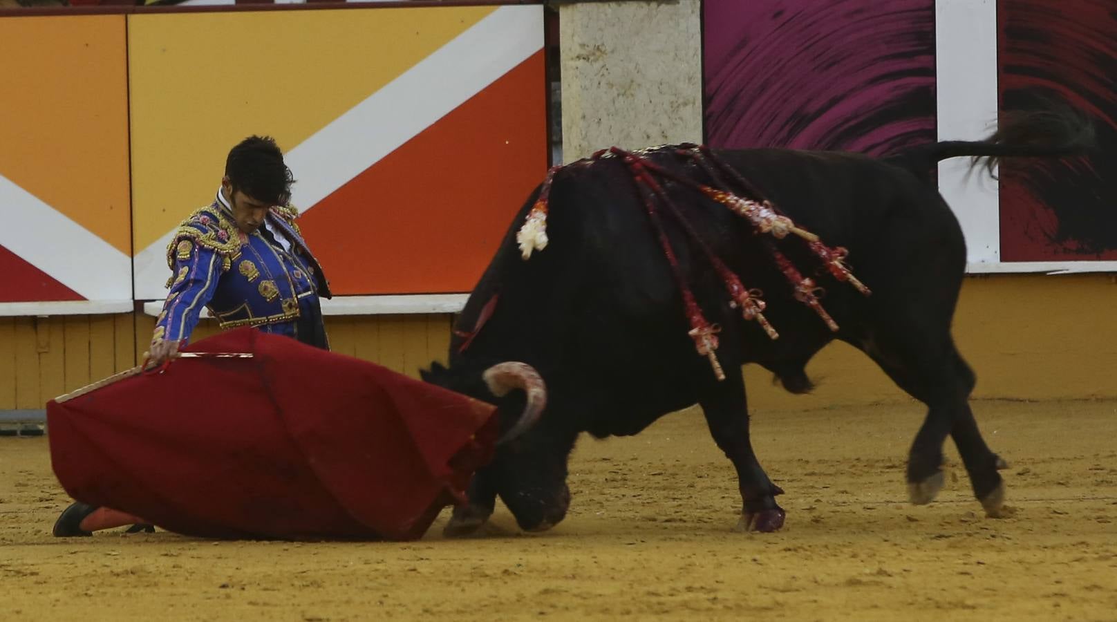 Talavante corta dos orejas frente a las adversidades