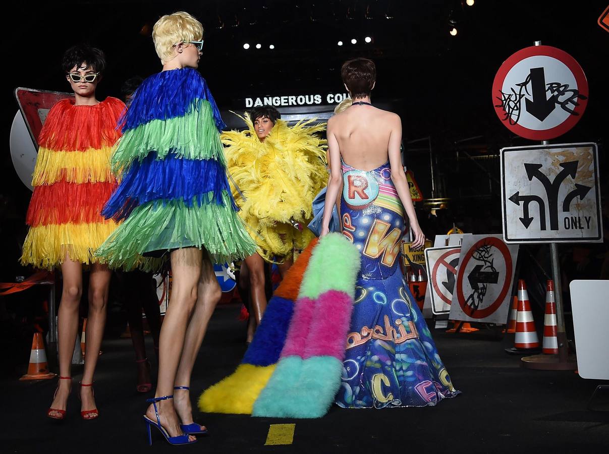 Moschino llena de color la pasarela de Milán