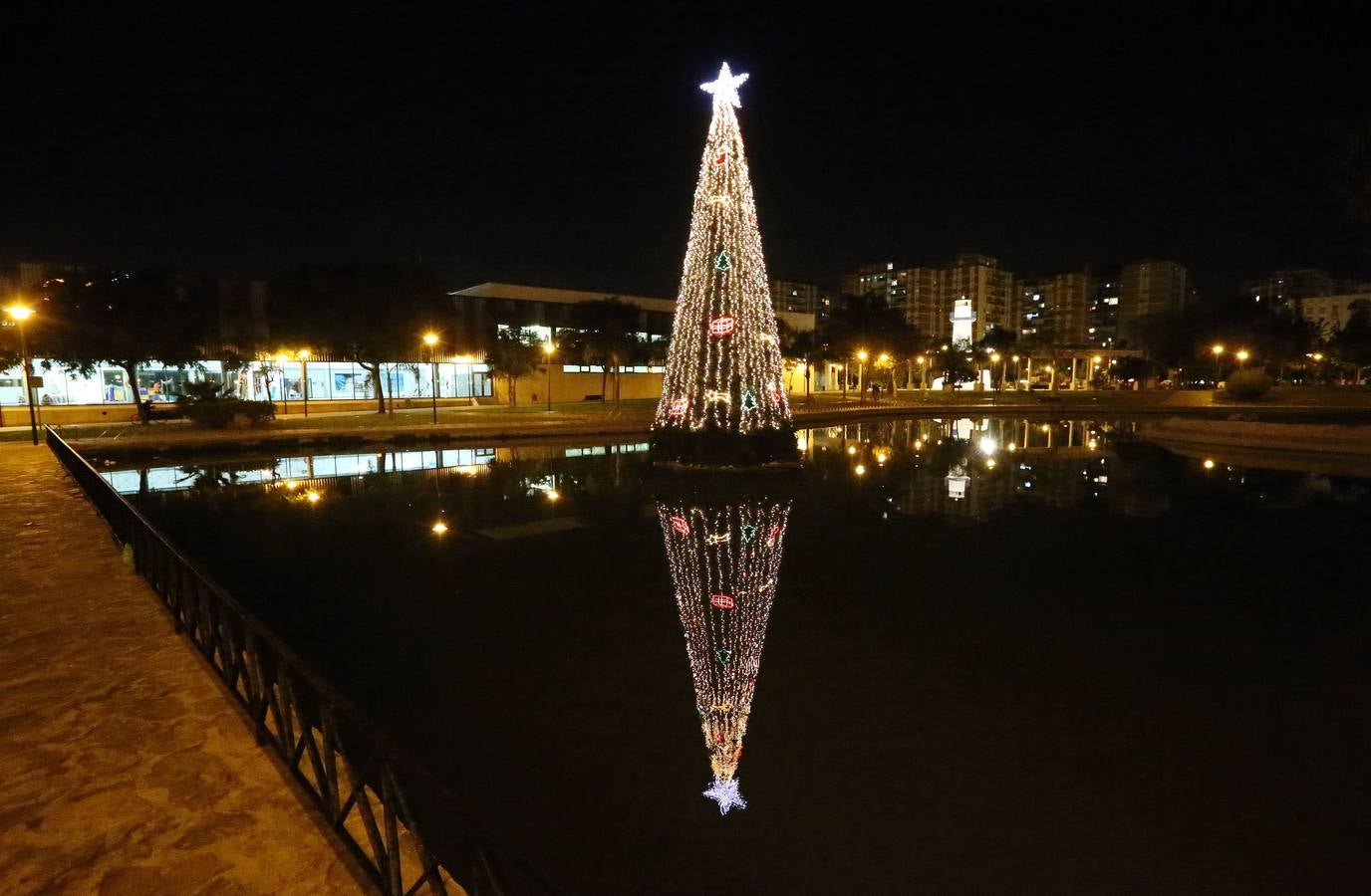 La Navidad ya luce en los barrios de Málaga