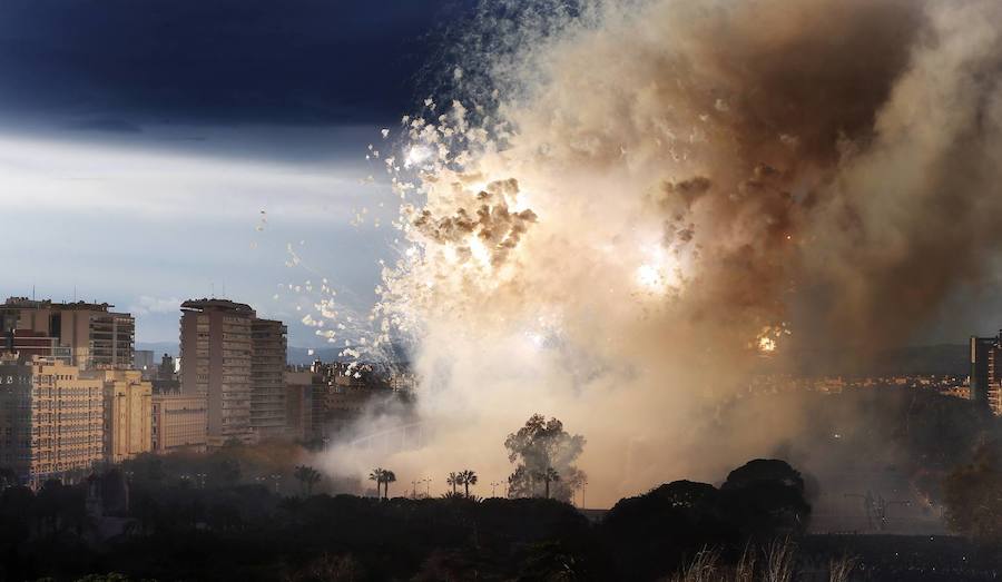 Una espectacular mascletà aérea abre las Fallas 2016