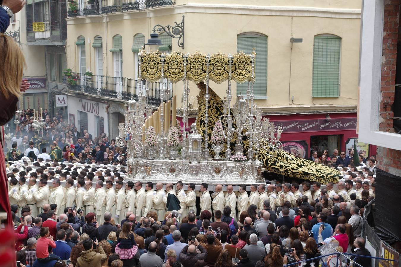 Salida procesional de la Virgen de Lágrimas y Favores el Domingo de Ramos