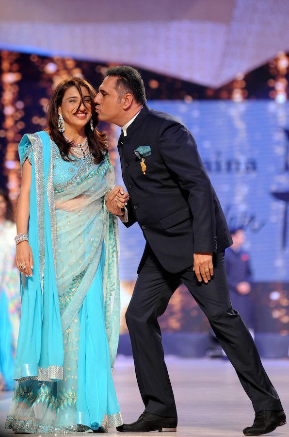 Actores de Bollywood participan en un desfile benéfico