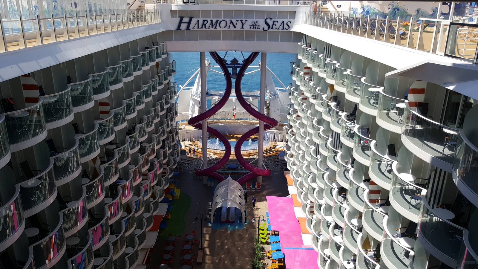 Fotos del 'Harmony of the Seas', el mayor crucero del mundo, en el puerto de Málaga