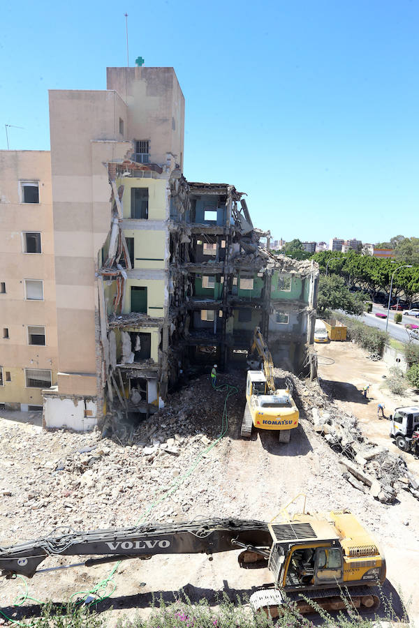 La demolición del antiguo hospital de la Cruz Roja, en imágenes