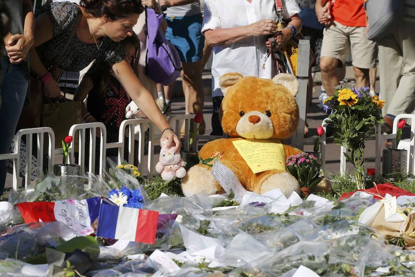 Francia homenajea a las víctimas de Niza