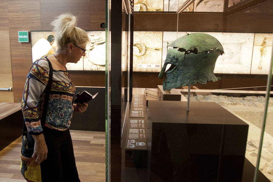 Fotos de la primera visita de colectivos al Museo de la Aduana