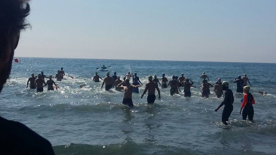 Natación por una buena causa en Rincón de la Victoria