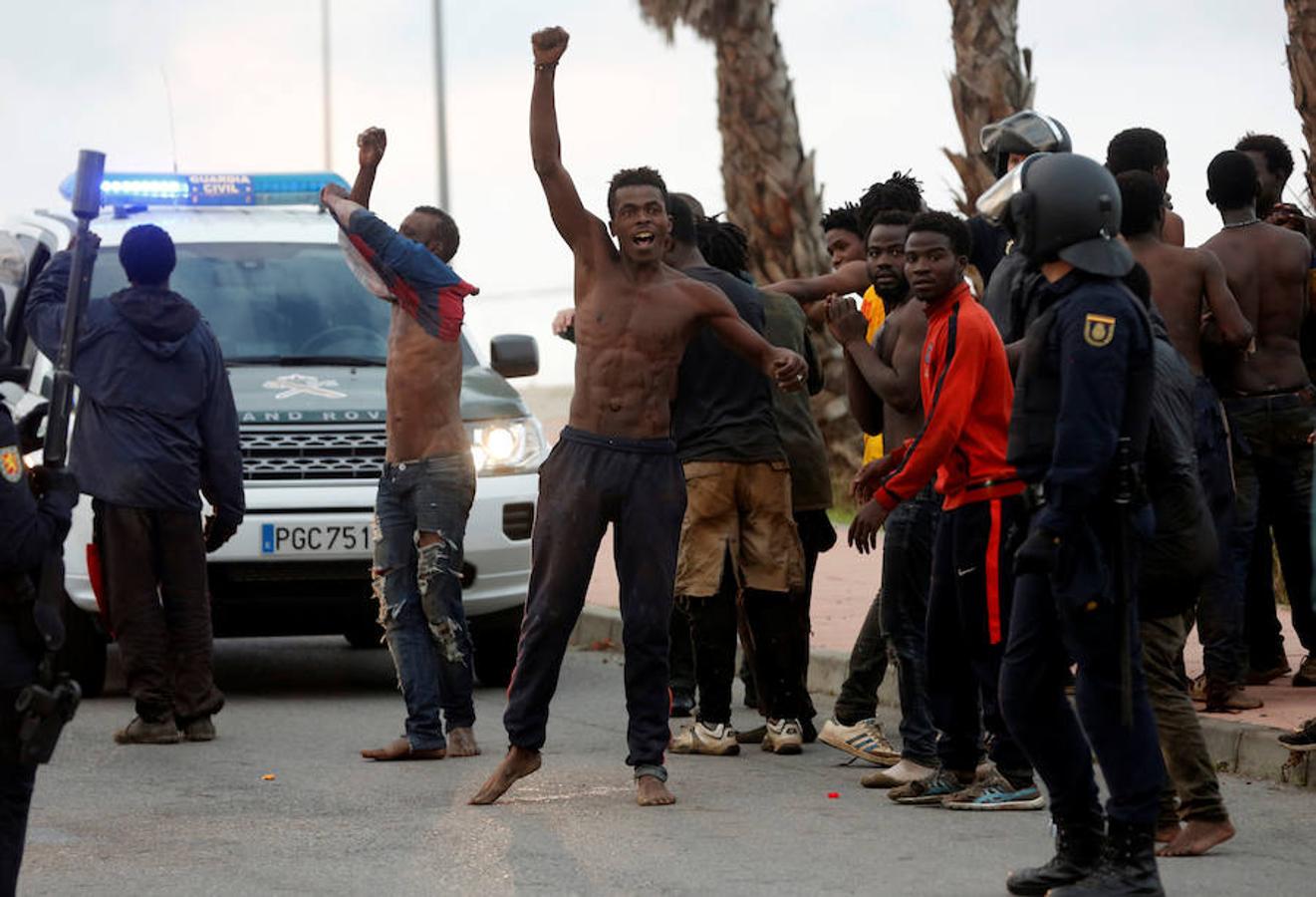 Más de 200 inmigrantes recorren las calles de Ceuta tras el salto masivo a la valla