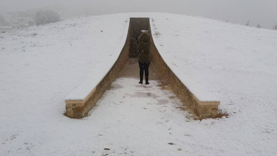 La nieve cubre los Dólmenes de Antequera y su entorno