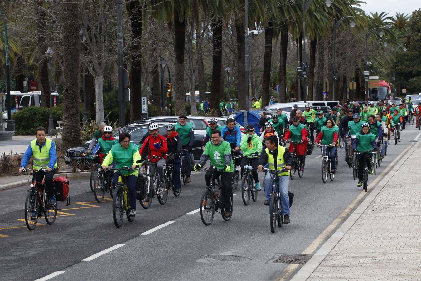 Más de 100 personas participan en la marcha ciclista para reivindicar el bosque urbano en Repsol