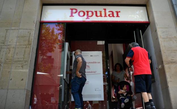 La fuga de depósitos y falta de liquidez precipitó la venta del Popular al Santander