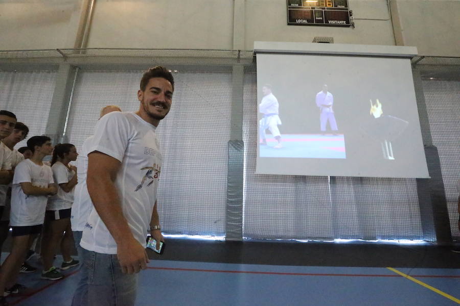 Damián Quintero enciende el pebetero de la Deportiada