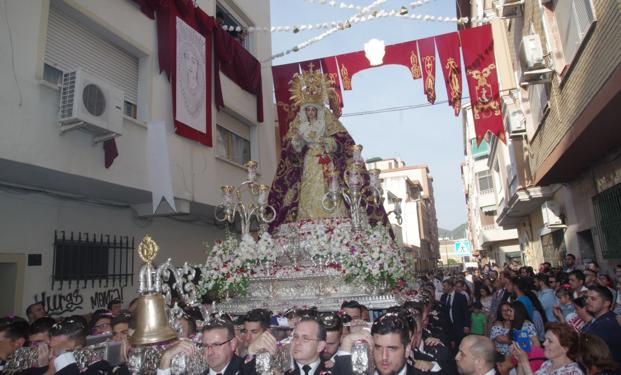 Cinco traslados y la procesión de alabanza de la Virgen de la Trinidad llenan las calles de cofrades