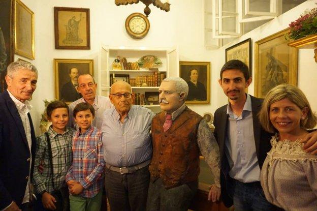 Escultura en homenaje al exalcalde de Nerja Alejandro Bueno García