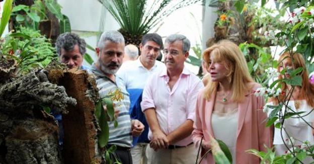 Carmen Thyssen se interesa por el Orquidario y la Ruta de los Murales de Estepona