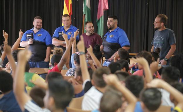 Participantes de ‘La Báscula’ hablan a escolares malagueños sobre hábitos saludables