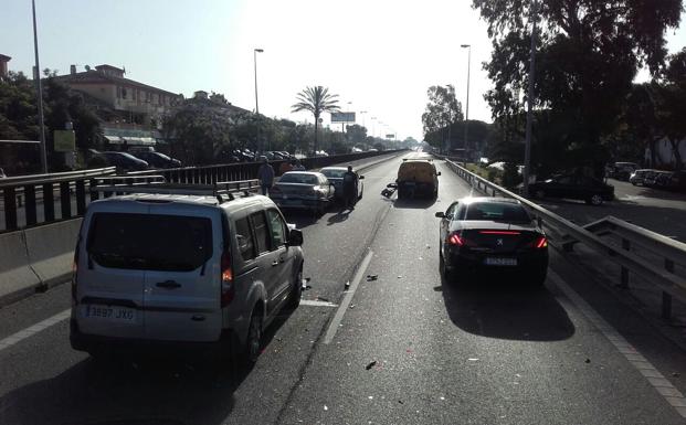 Un accidente en la A-7 provoca tres kilómetros de retenciones en Estepona