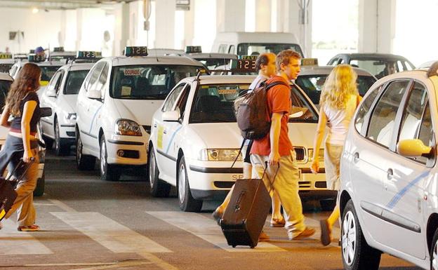 La Fiscalía de Málaga investiga la compraventa de licencias de coches de alquiler con conductor