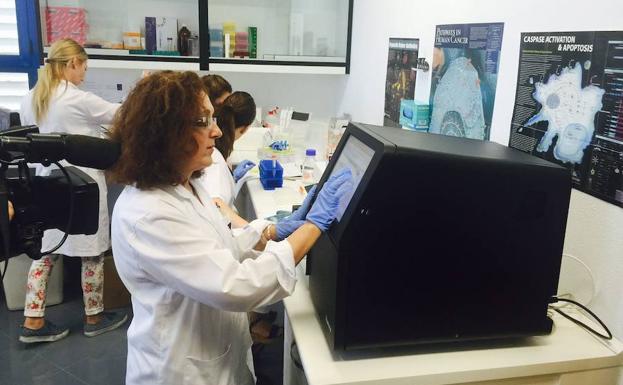 Estudiantes, El Pimpi y Bodegas Campos recaudan fondos a beneficio de AIOM