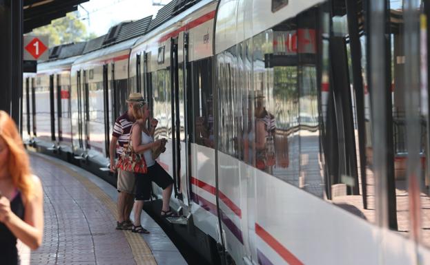 Renfe cancelará hoy otros 12 trenes del Cercanías de la Costa