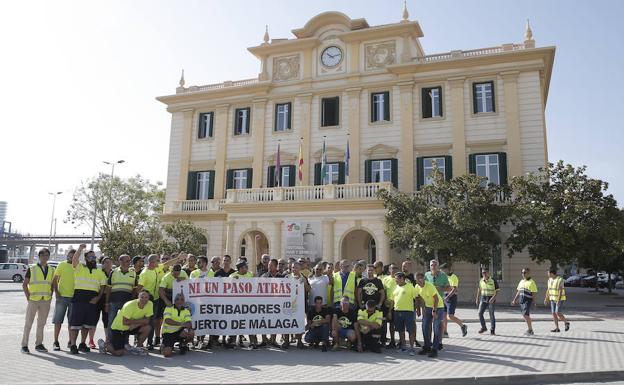 La huelga de estibadores paraliza el Puerto de Málaga