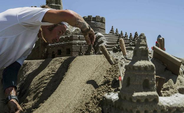 Esculturas de arena, arte a pie de playa en Torremolinos