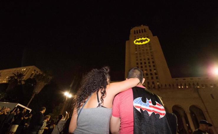 Batman rinde tributo a Adam West en Los Ángeles