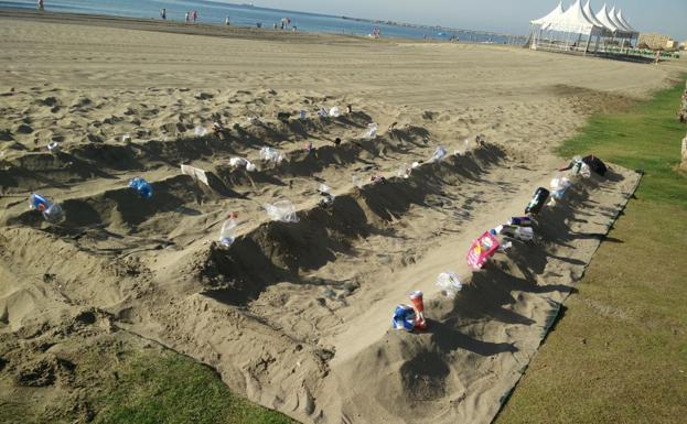 Huertos de basura para concienciar a los ciudadanos de la limpieza de las playas