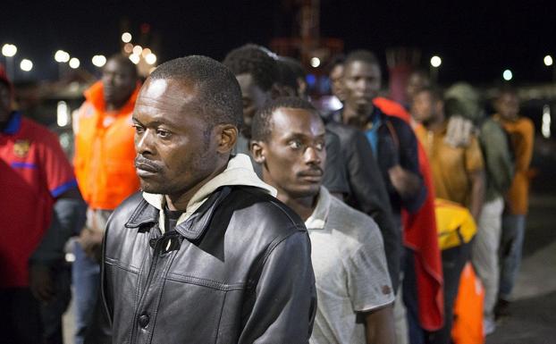 El Gobierno apuesta por la colaboración con ONG para atender el elevado número de pateras