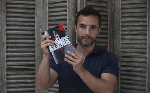 Un escritor detrás del uniforme policial