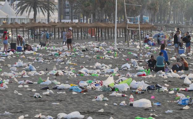 Los malagueños dejan casi el doble de basuras en las playas durante San Juan