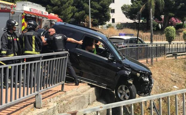 Una pareja, rescatada al borde de un precipicio con su coche en Torremolinos