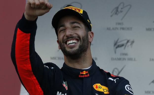 Ricciardo saca premio de las llamas entre Hamilton y Vettel