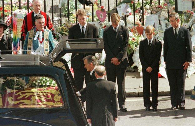 Un funeral, cara a la galería