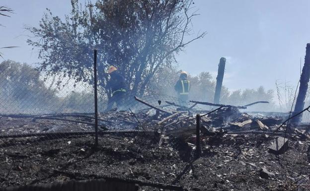 Desalojan tres viviendas en Santa Rosalía por un incendio