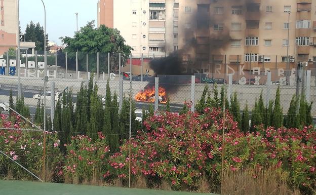Arde un coche en la salida de la avenida de Valle-Inclán