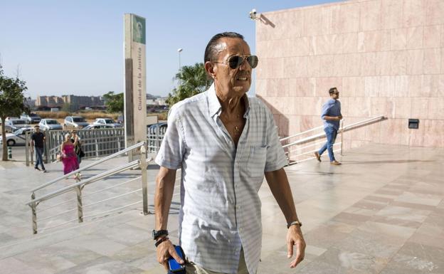 Julián Muñoz dice que no leía antes de firmar porque daba credibilidad a los técnicos