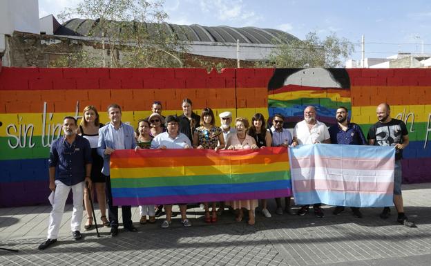 Un mural con una bandera arcoíris en el centro de Málaga para conmemorar el Día del Orgullo