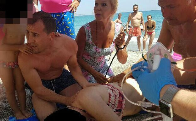 Rescatan a una bañista que se estaba ahogando en una cala de Nerja