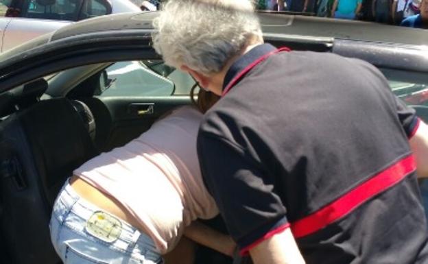 Bomberos rescatan a un niño de 6 años que estaba solo en un coche en Málaga capital