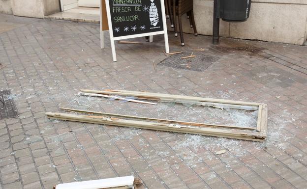 Cae una ventana en plena calle Larios sin provocar heridos