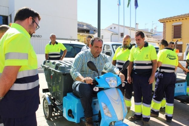 Los servicios operativos de Pizarra suman 'triciclos' eléctricos a su flota de transporte