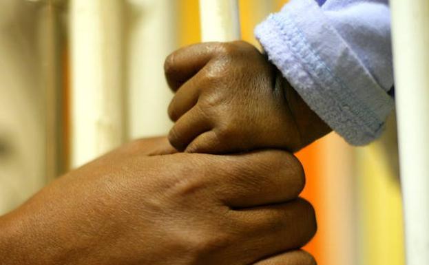 Liberan a un niño de tres años enganchado en una puerta en Torremolinos