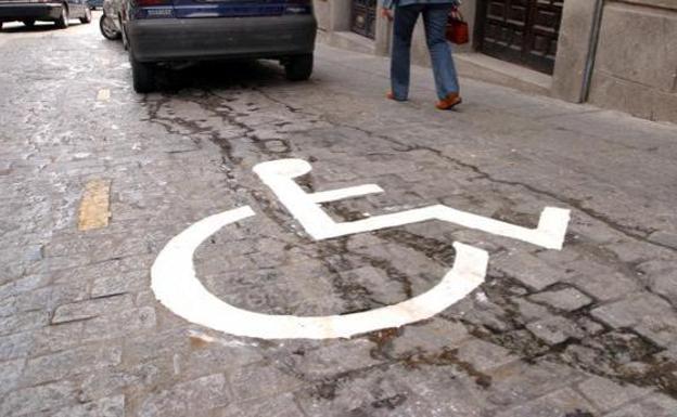 Detenido por aparcar en plazas de discapacitados con la tarjeta de su suegro fallecido