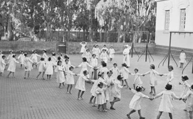 Niñas jugando en el patio en 1954./Archivo UMA