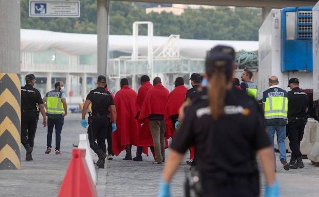 Rescatan a 53 subsaharianos de una patera frente a Málaga