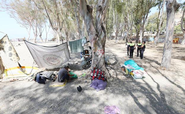 Los okupas vuelven a la playa de los Baños del Carmen ante el estado de abandono de la zona