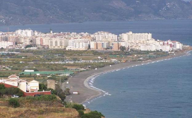 Trasladan al hospital a un menor de una playa de Nerja tras clavarse un arpón en la rodilla