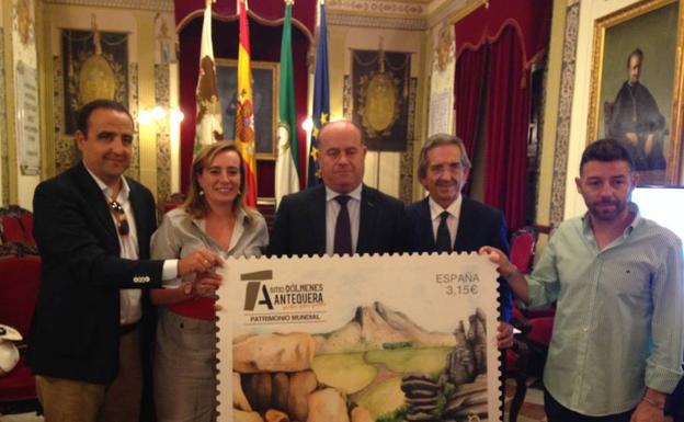 Correos presenta el sello dedicado al Sitio Dólmenes de Antequera